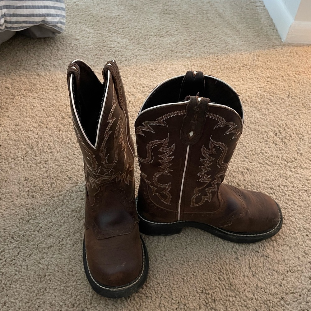 Cowboy boots size 6 gently used